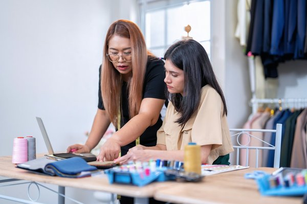 Formations sur mesure dans les métiers créatifs à paris, lyon, bordeaux